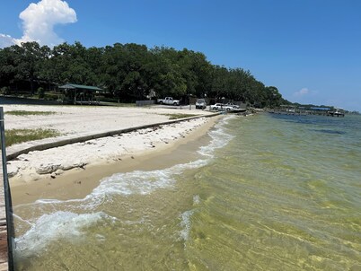 Remodeled House with Pool on Quiet cul-de-sac! Walk to beach on Bay!