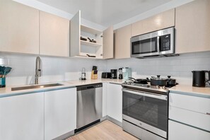 Frigorifero, microonde, forno, piano cottura