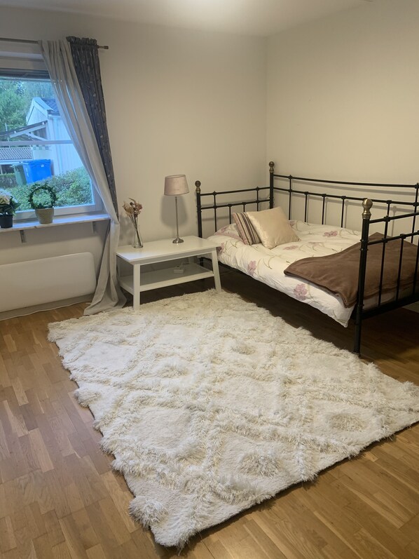 1 bedroom, bed sheets