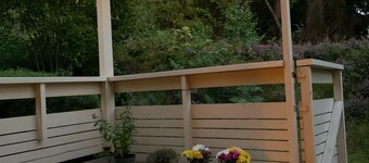 Between Arlanda and Stockholm city 20 min. Idyllic and quiet