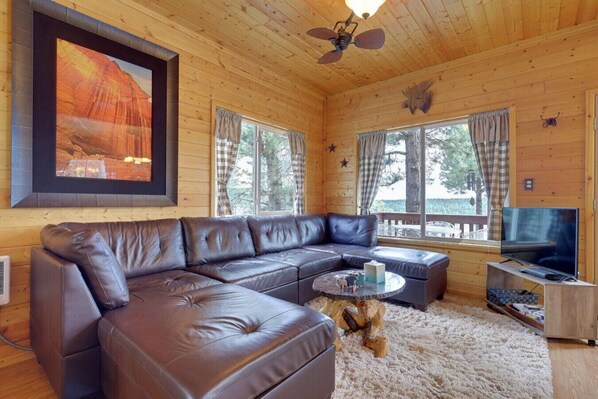 Smart TV, fireplace