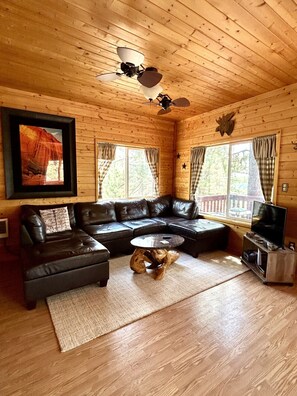 Smart TV, fireplace - STUNNING Deck Views of Mountain Valley & Near Zion/Bryce, Sleeps 8 (Duck Creek Village)