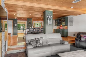 Fernseher, Kamin, Tischfußball, Tischtennisplatte