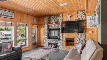 Télévision, cheminée, baby-foot, table de tennis de table