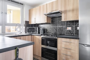 Køleskab, mikrobølgeovn, ovn, kogeplade