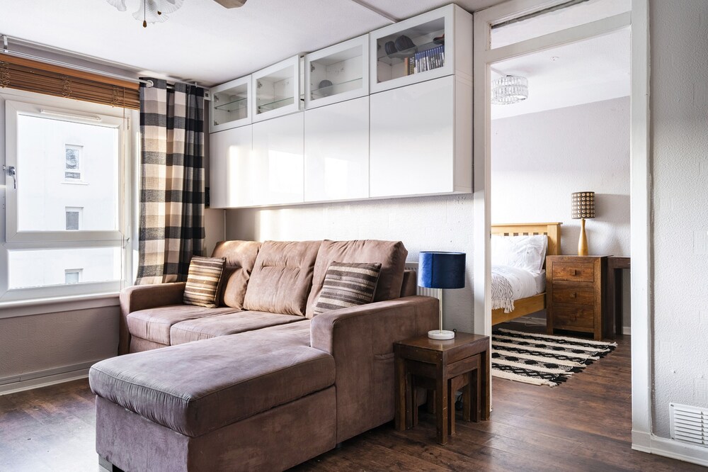 New! Stunning 1 bed apartment with private balcony in West end area