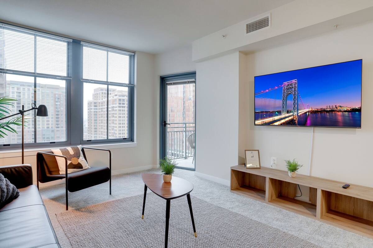 Appartement Confort, 1 chambre, vue ville | Coin séjour | TV connectée de 48 pouces avec chaînes par câble, télévision
