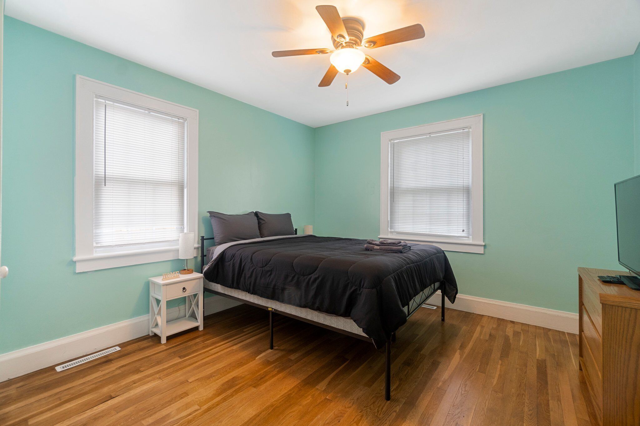 Trini Cottage with Spacious 3BR, Deck and Workspace