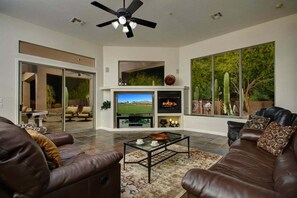 Smart TV, chimenea, monitor de computadora