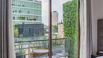 Habitación doble Premium | Caja de seguridad en la habitación y espacio para trabajar con laptop