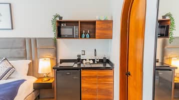 Habitación doble Deluxe | Caja de seguridad en la habitación y espacio para trabajar con laptop