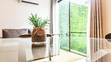 In-room safe, laptop workspace, iron/ironing board, free WiFi