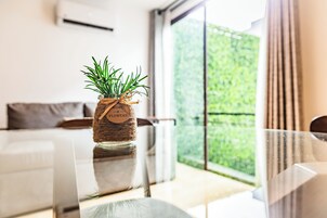 Caja fuerte y espacio para trabajar con un portátil