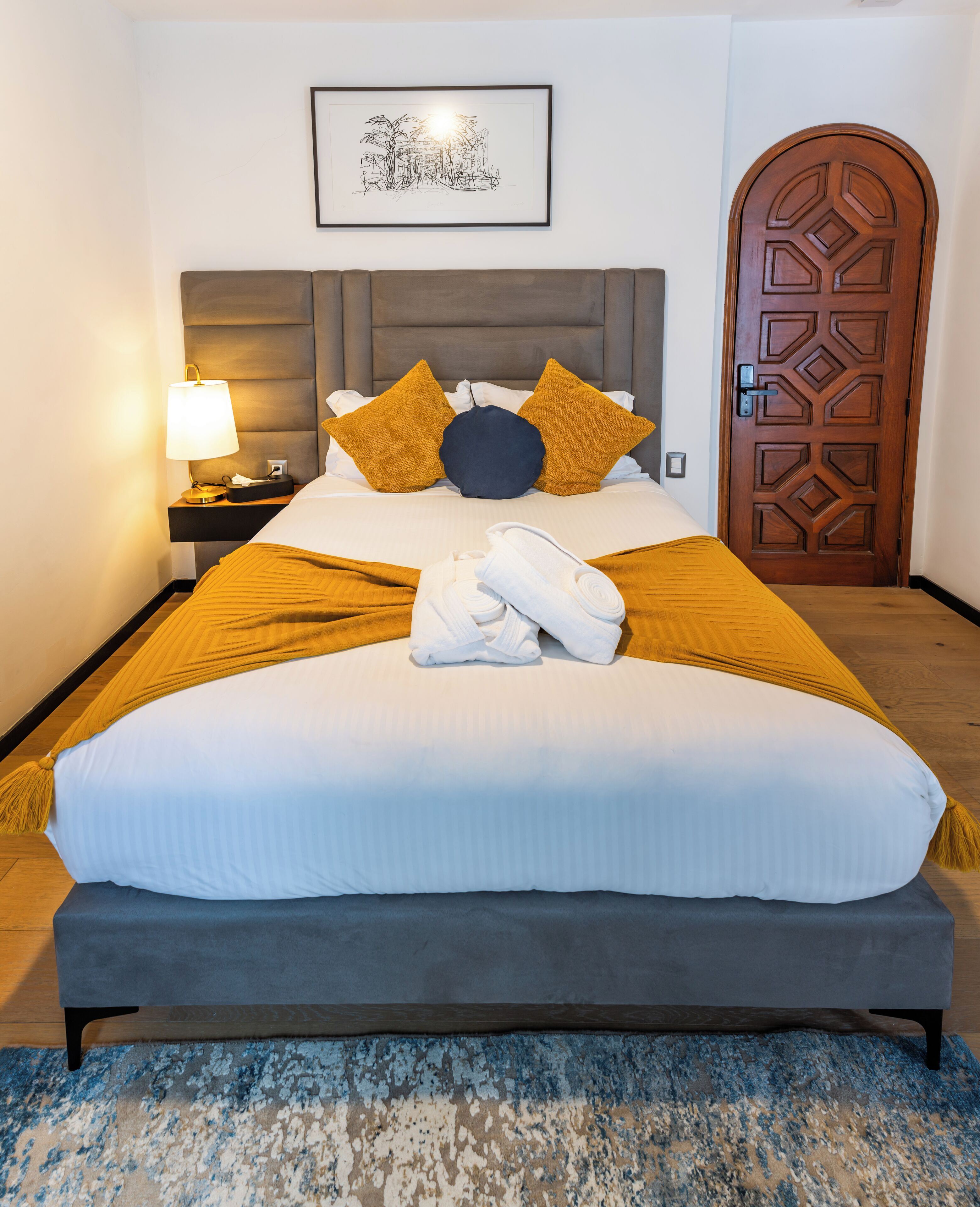 舒適客房 | 客房內保險箱、筆電工作空間、熨斗/熨衣板、免費無線上網