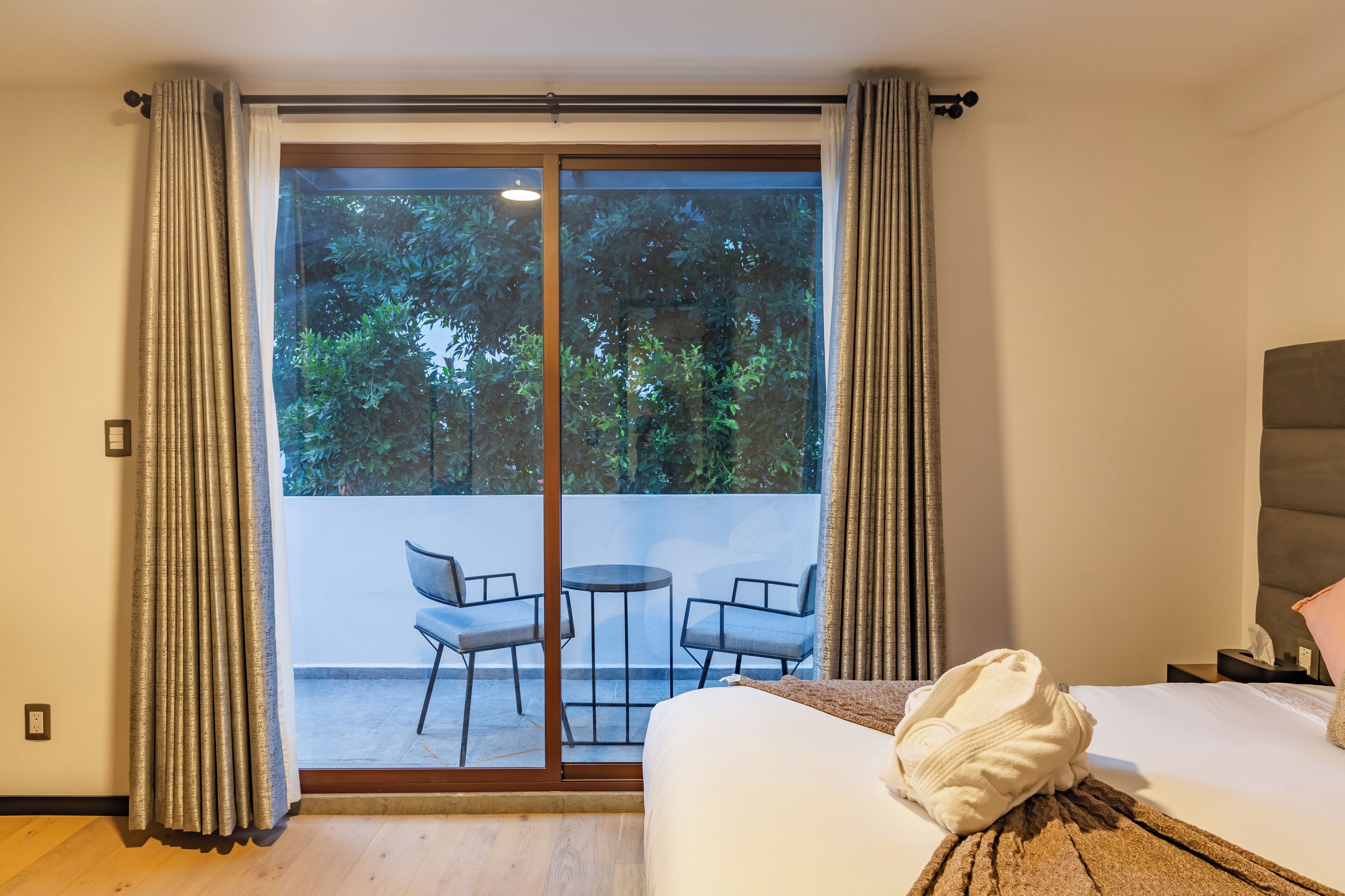 Safe på rommet, skrivebord for bærbar PC og strykejern/-brett