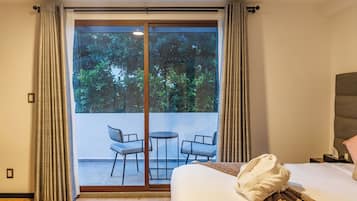 Caja de seguridad en la habitación y espacio para trabajar con laptop