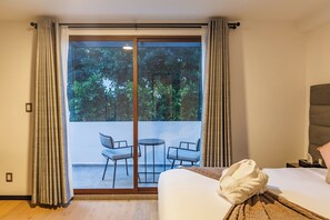 Een kluis op de kamer, een laptopwerkplek, een strijkplank/strijkijzer