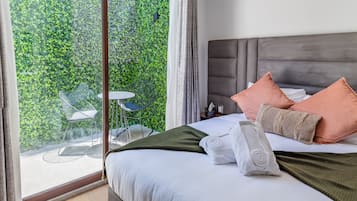 Departamento Deluxe | Caja de seguridad en la habitación y espacio para trabajar con laptop