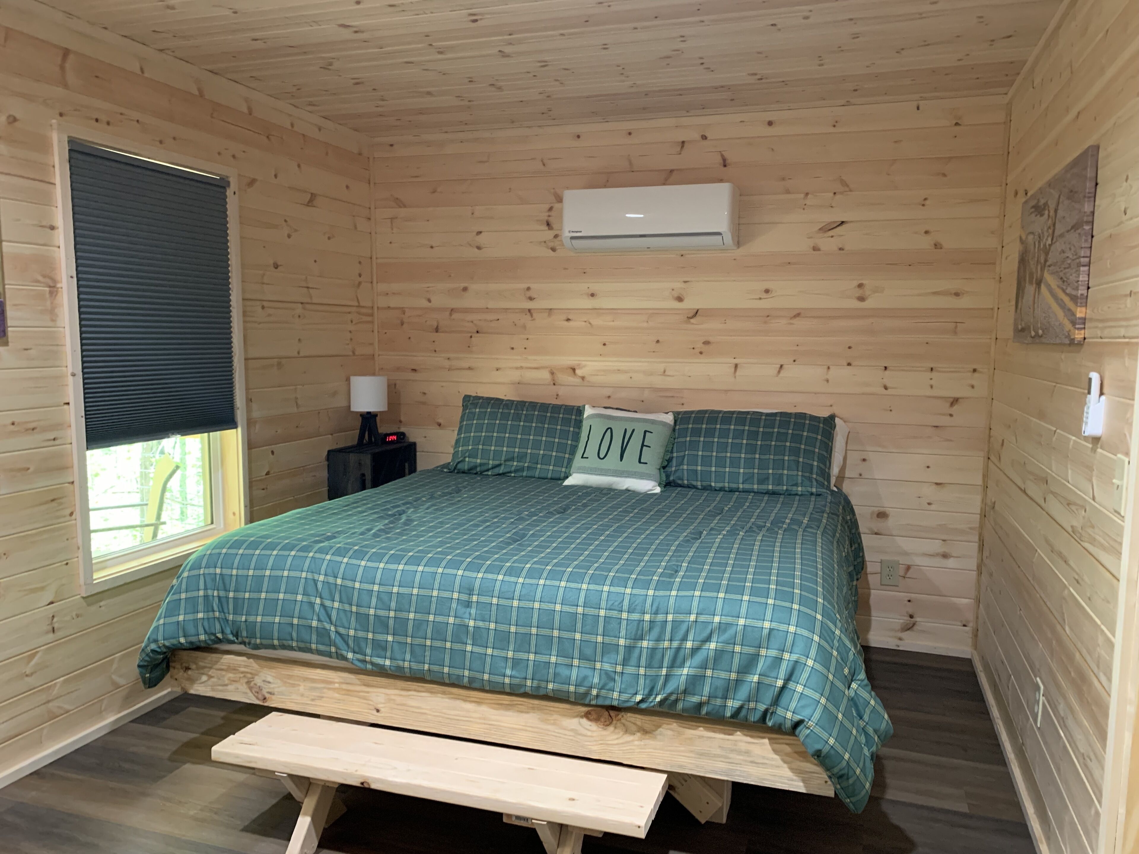 Cozy and clean cabin in the woods with private hot tub!