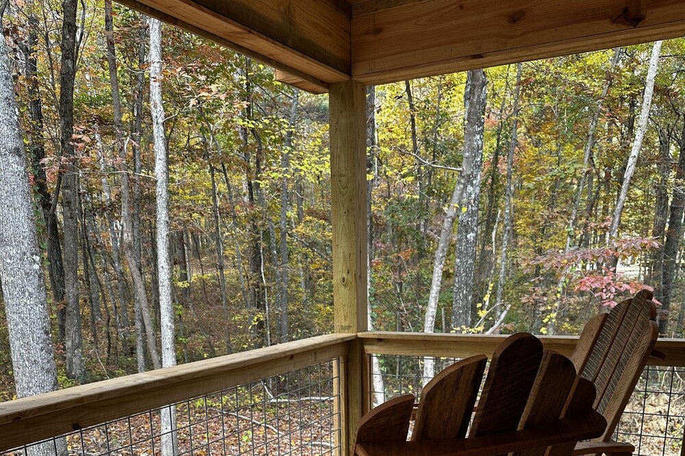 Cozy and clean cabin in the woods with private hot tub!