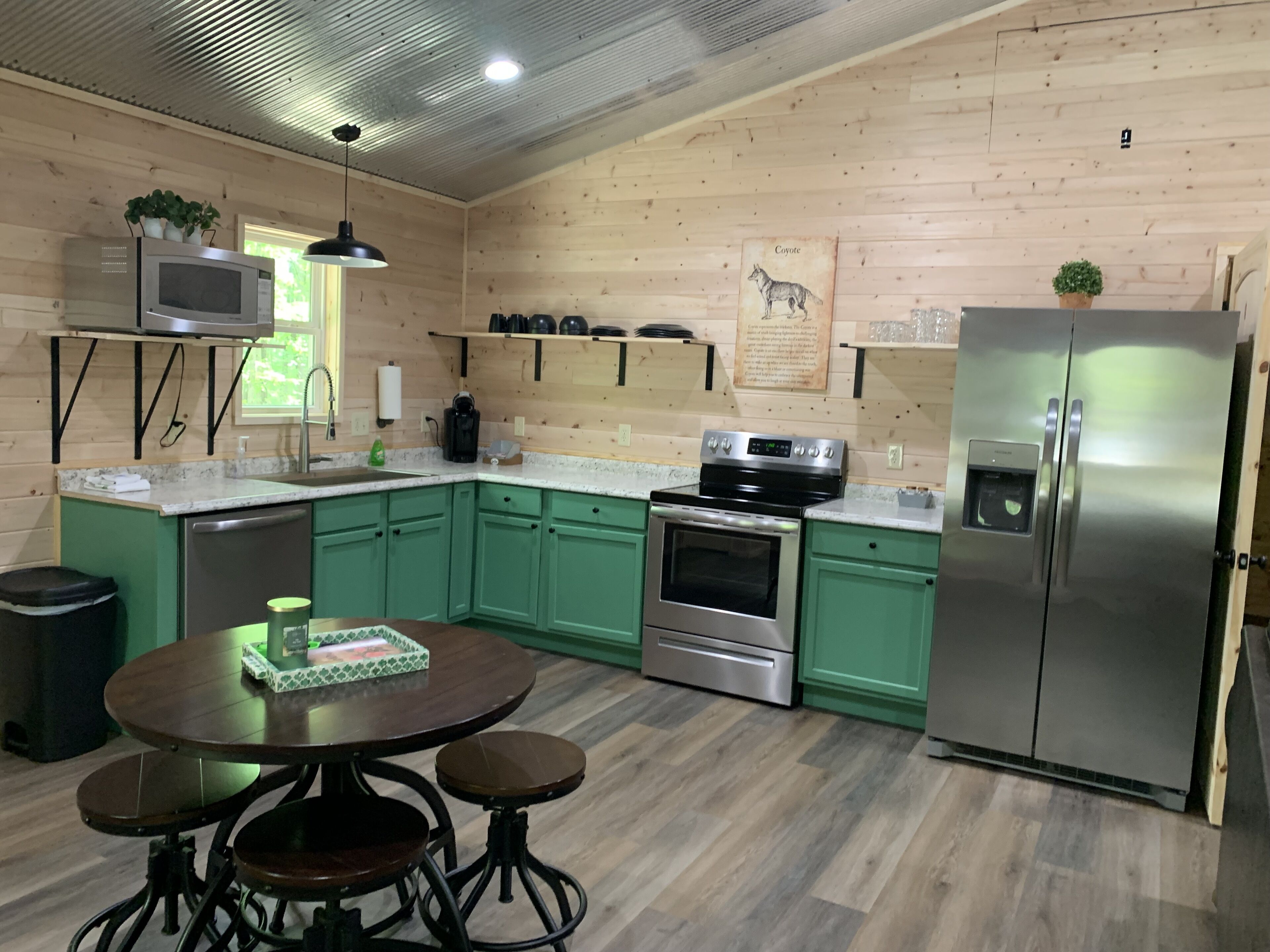 Cozy and clean cabin in the woods with private hot tub!