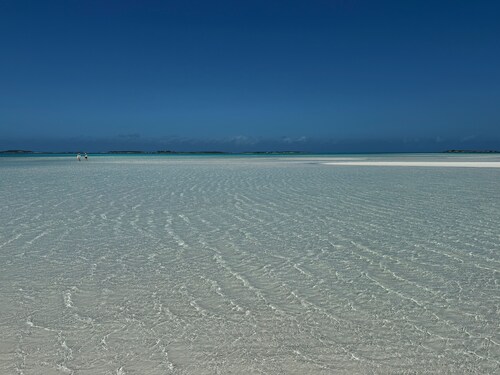 Exuma Luxury Ocean VIew 5bd 4ba house with pool, pickle ball court, & SUV