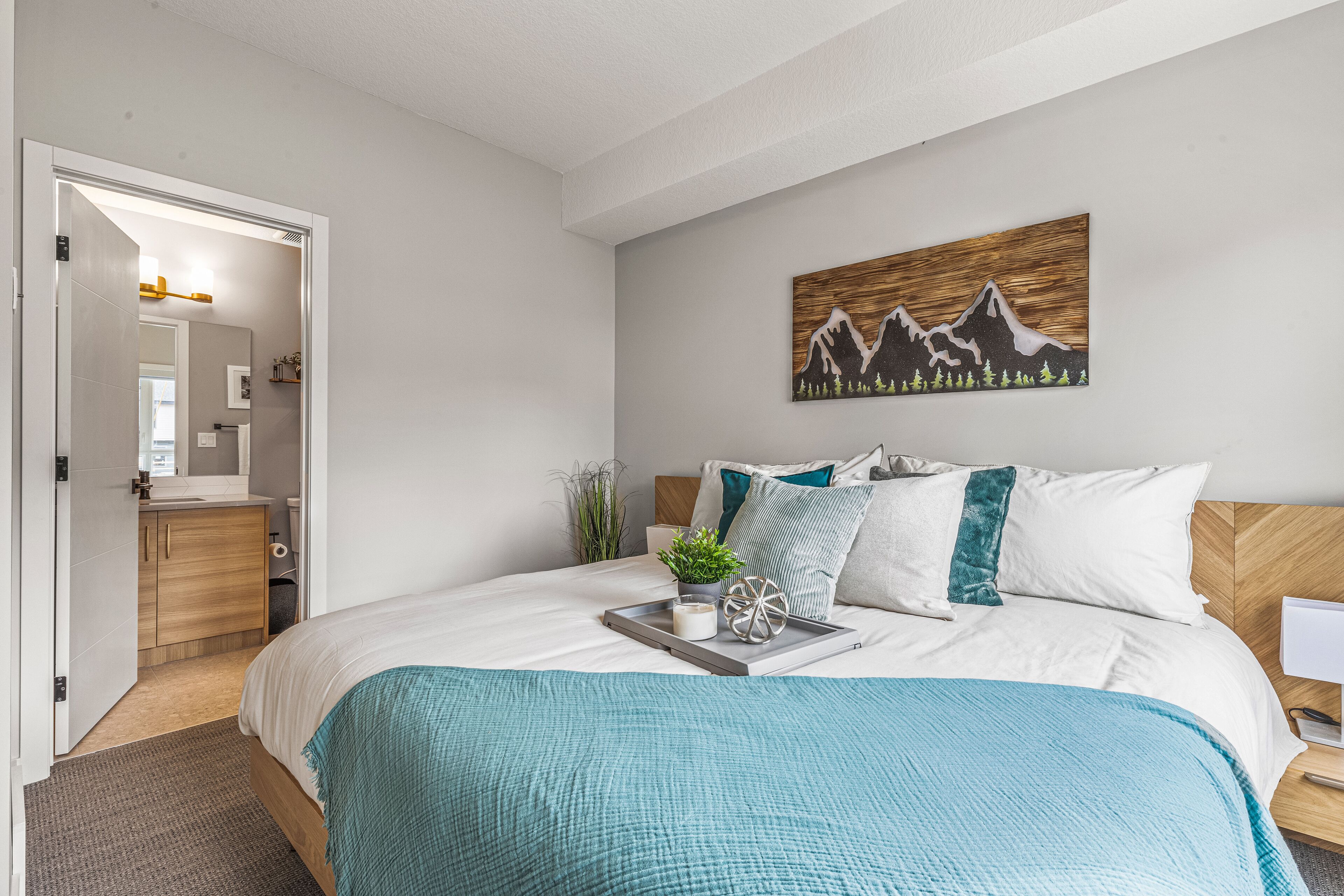 New Executive 2 Bedroom Townhouse with Mountain Views and Parks Pass