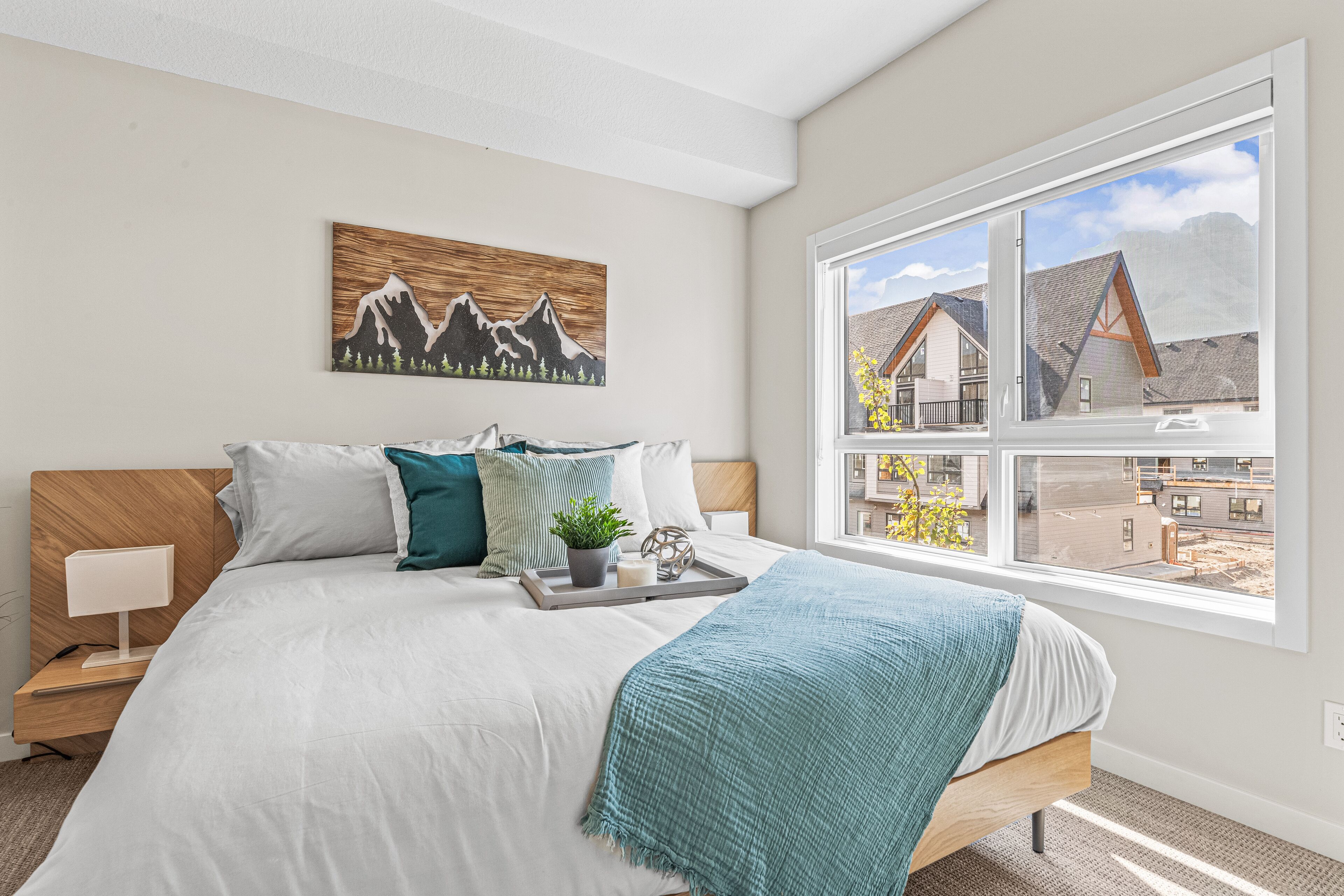 New Executive 2 Bedroom Townhouse with Mountain Views and Parks Pass