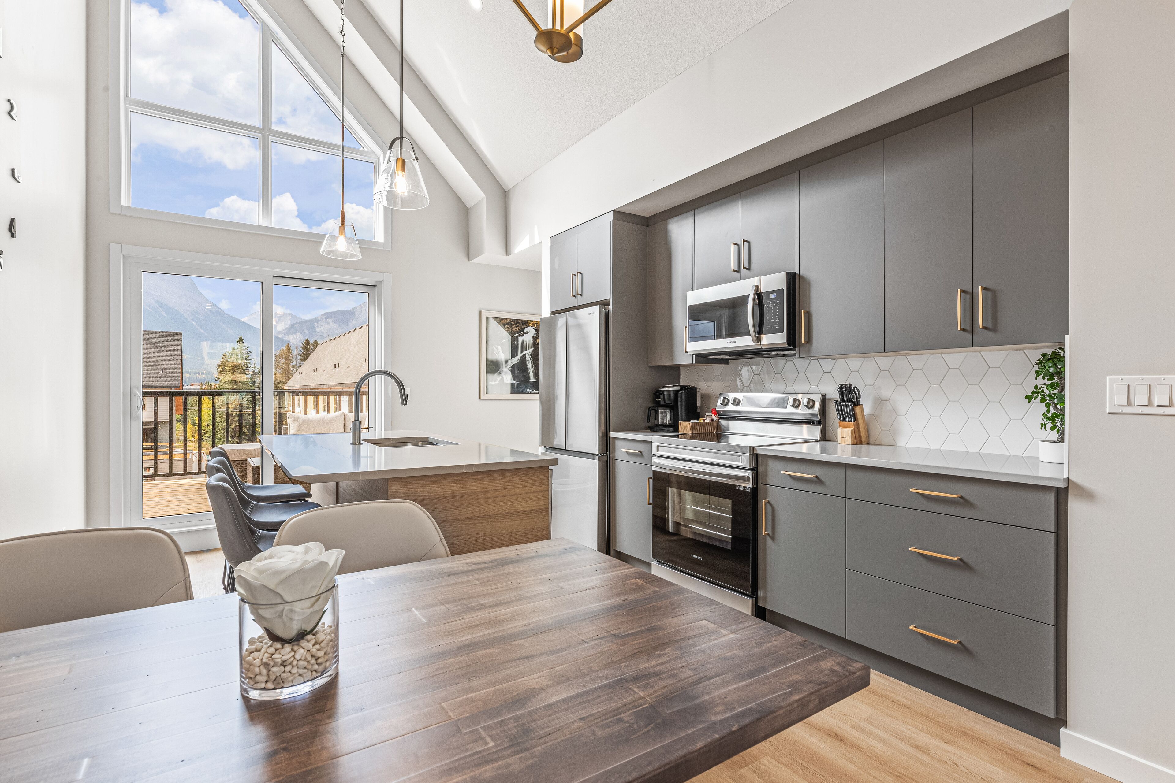 New Executive 2 Bedroom Townhouse with Mountain Views and Parks Pass