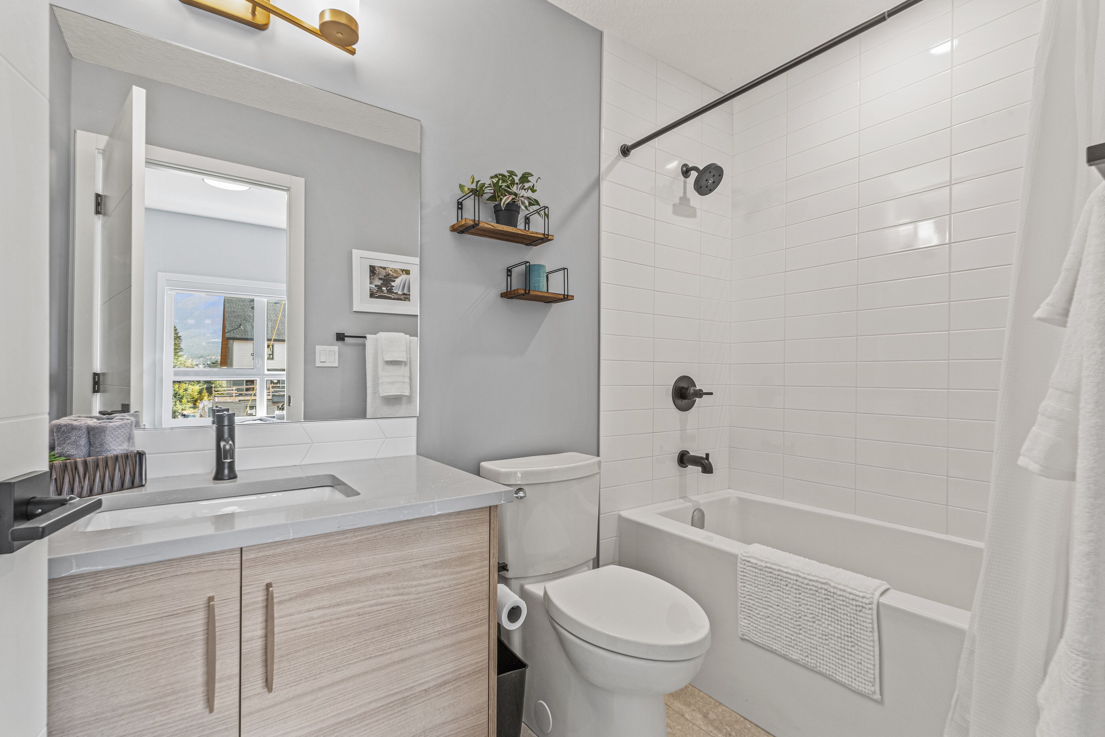 New Executive 2 Bedroom Townhouse with Mountain Views and Parks Pass