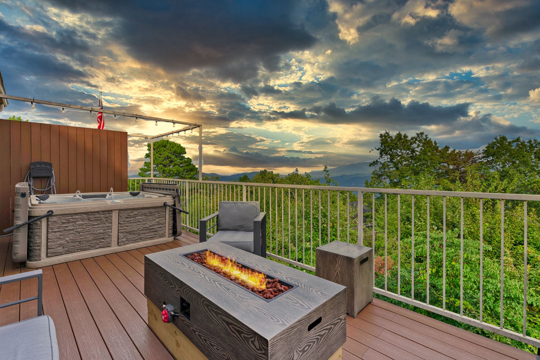 December weekday special +Hot Tub + Fire Pit + 3.6 mi to Gatlinburg