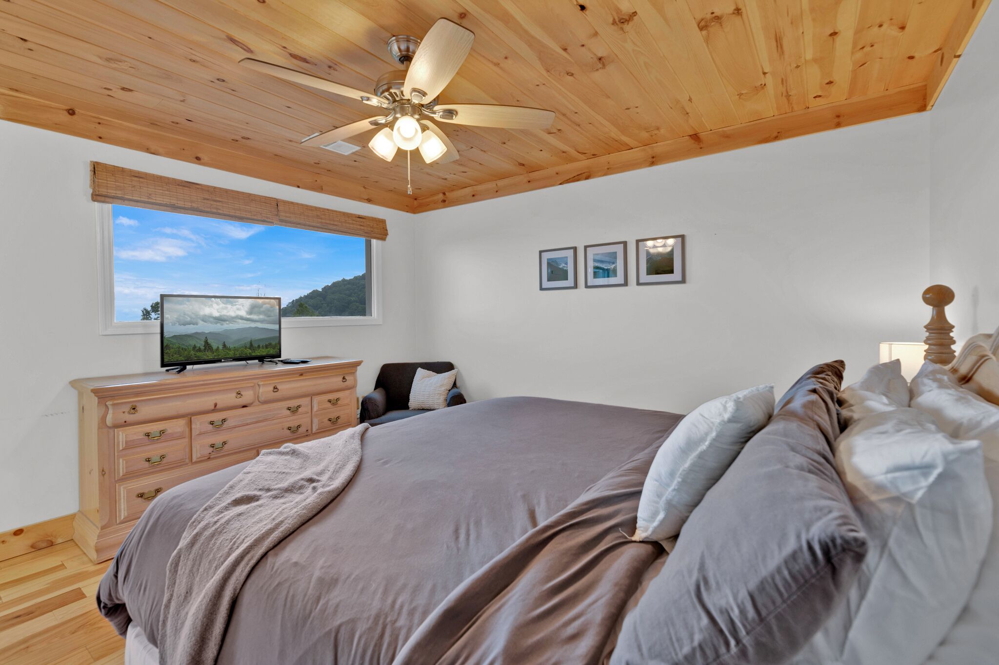 2 bedrooms, in-room safe, iron/ironing board, free WiFi