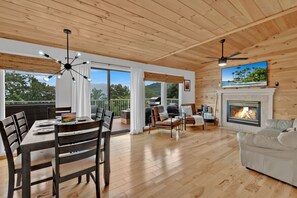 Smart TV, fireplace, video games, table tennis - "Amazing Mt.Leconte views/Firepit/Hot Tub" (Gatlinburg)