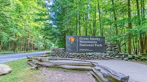 Een bord voor Great Smoky Mountains National Park, met een stenen muur en houten blokken.
