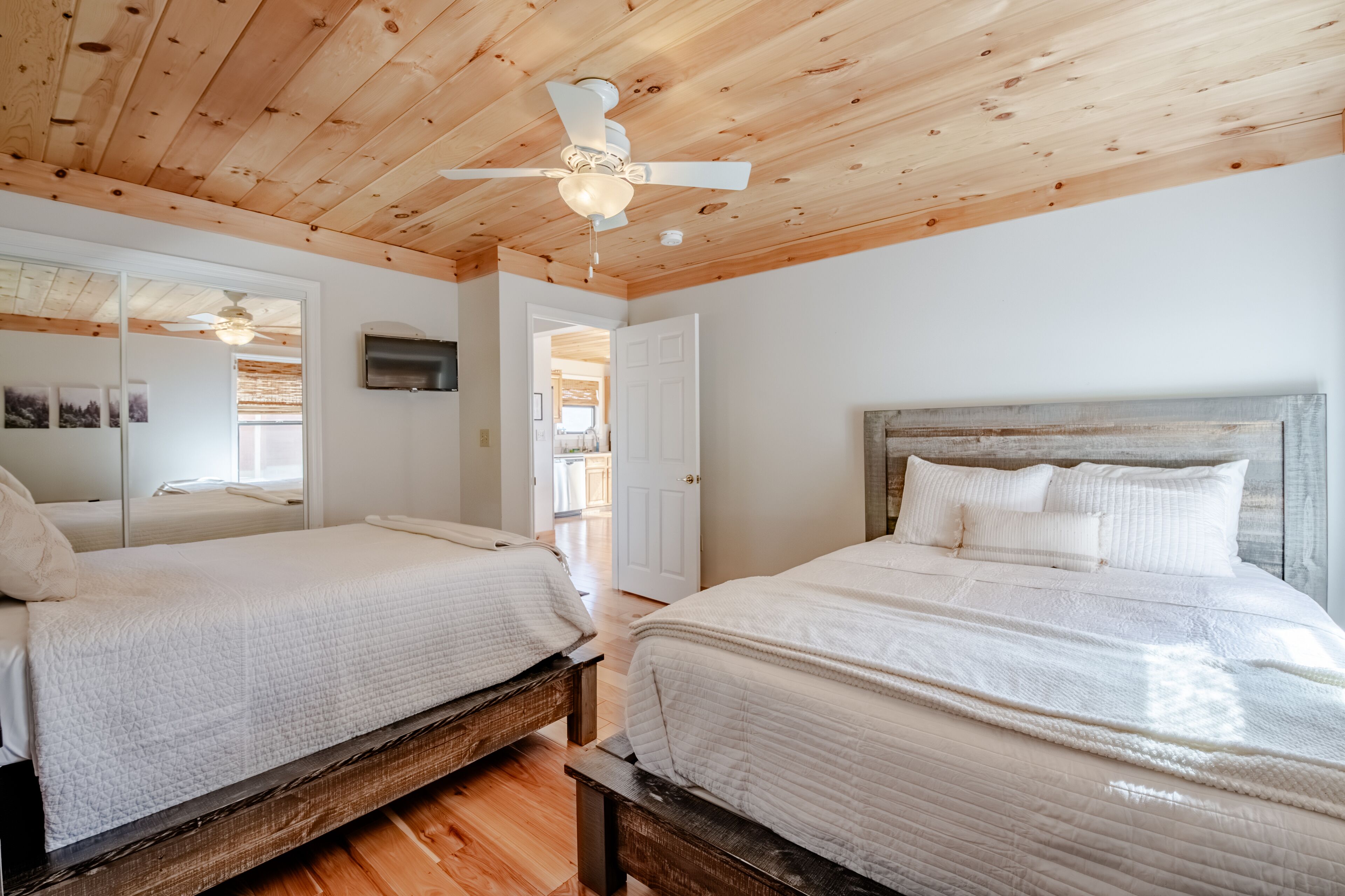 2 soveværelser, pengeskab på værelset, strygejern/strygebræt