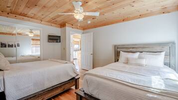 2 soveværelser, pengeskab på værelset, strygejern/strygebræt