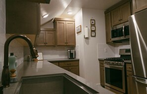 Køleskab, mikrobølgeovn, ovn, kogeplade