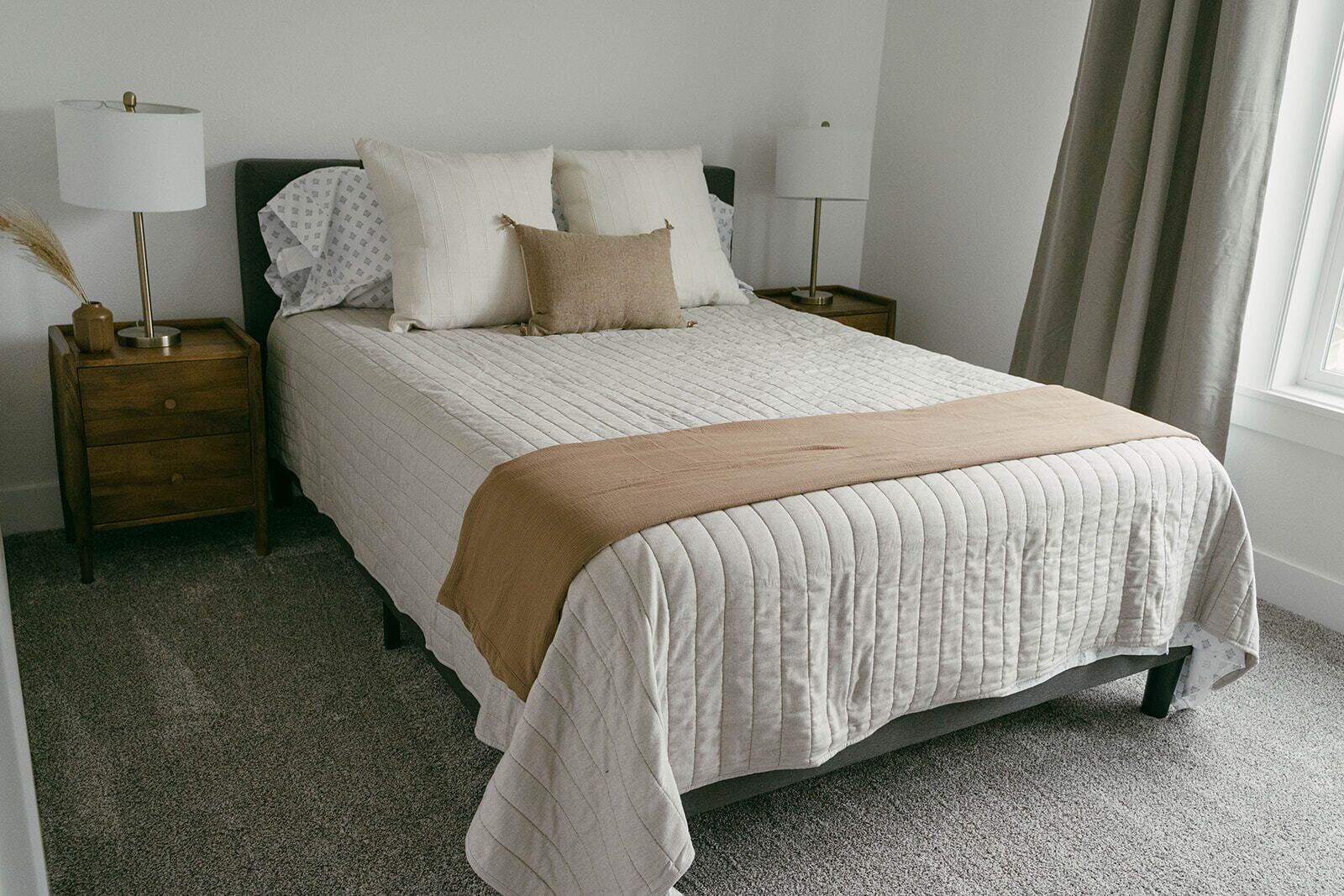 Private Loft Apartment with a deck and beautiful view!