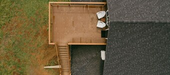 Private Loft Apartment with a deck and beautiful view!