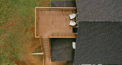 Private Loft Apartment with a deck and beautiful view!