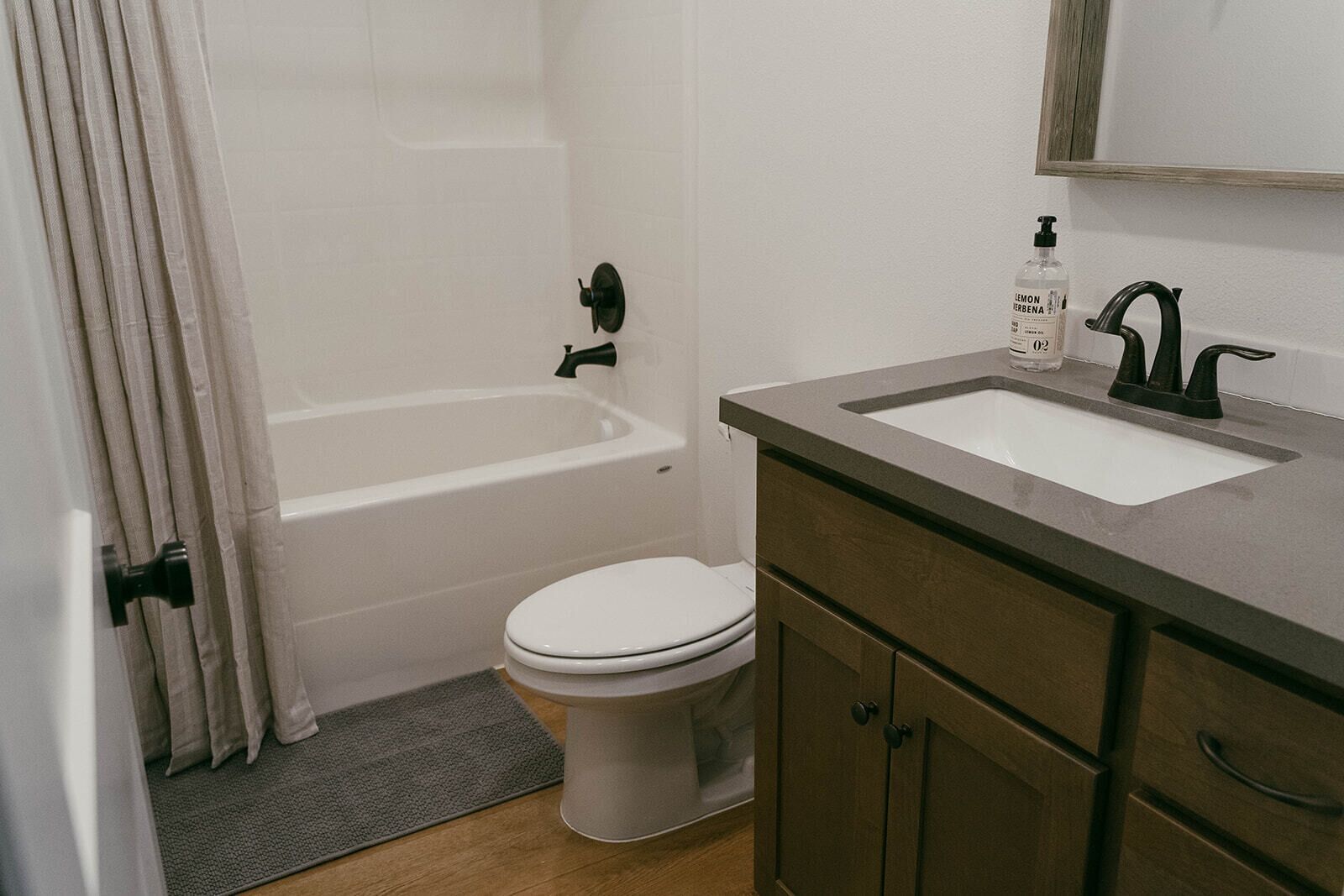 Private Loft Apartment with a deck and beautiful view!