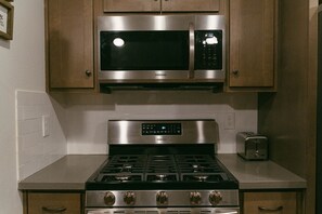 Kjøleskap, mikrobølgeovn, ovn og kokeplater