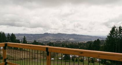 Private Loft Apartment with a deck and beautiful view!