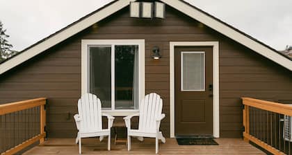 Private Loft Apartment with a deck and beautiful view!