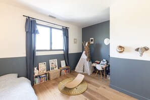 4 bedrooms, desk, iron/ironing board, travel crib