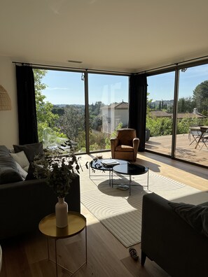 Una Smart TV, una mesa de tenis de mesa