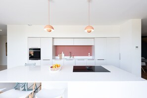 Frigorífico, microondas, horno y placa de cocina