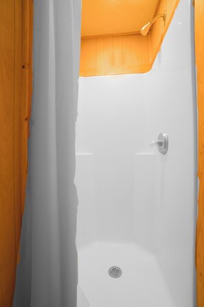 Habitación, 2 camas de matrimonio, cocina básica | Baño | Ducha, artículos de higiene personal gratuitos y toallas