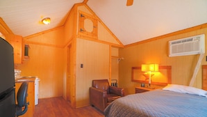 Room, 1 King Bed, Kitchenette | Desk, WiFi (free), bed sheets - Grand Eagle Ford Lodge & Rv Park Tilden (Tilden)