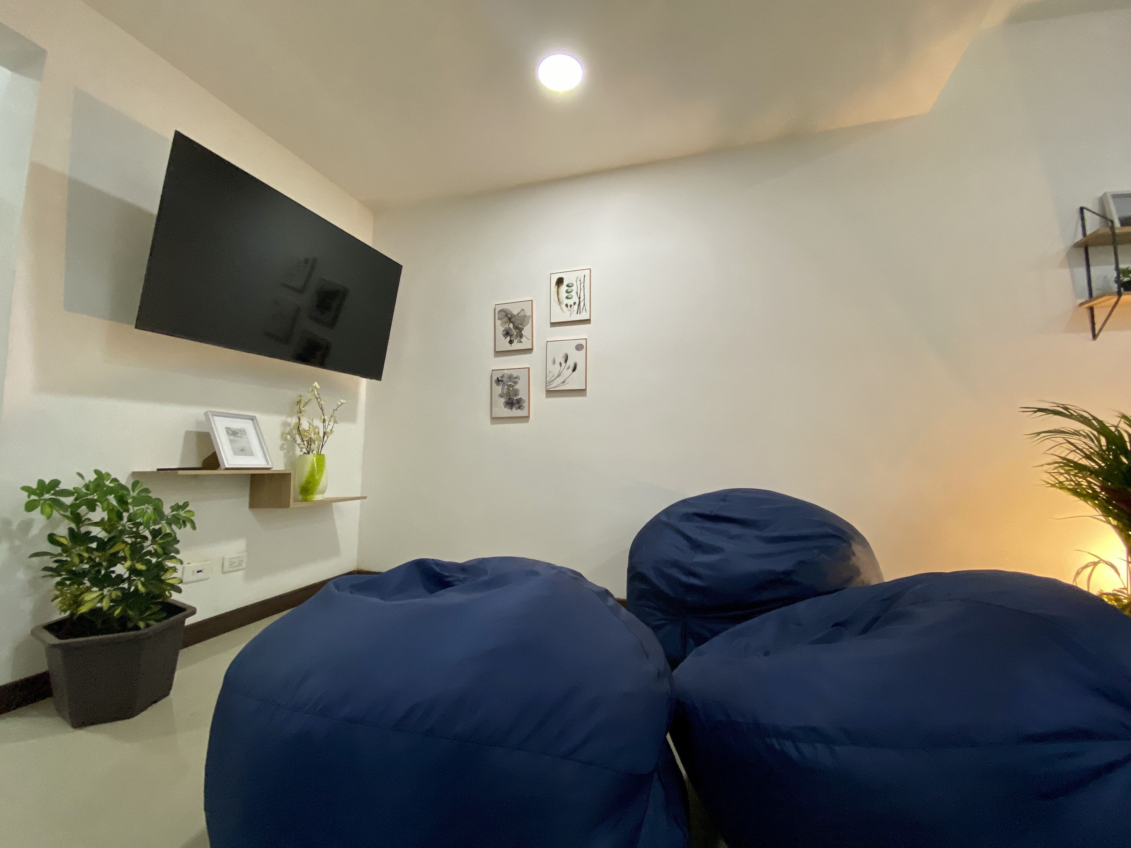 Modern 8 Bedroom Home in Laureles